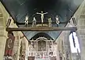 Église Saint-Pierre : la poutre de gloire et le maître-autel.