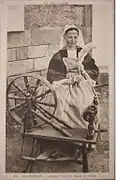 Jeune fille de Baud au rouet.
