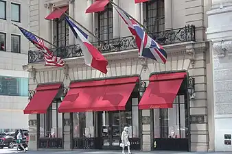 Vue de la base du 653 Fifth Avenue, modifiée plus tard pour contenir une vitrine Cartier.