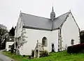 Chapelle Saint-Nicodème : vue extérieure d'ensemble et la fontaine.