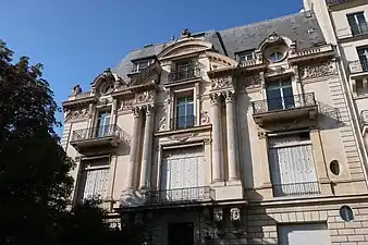 Nos&nbsp;66-68 : hôtel particulier néo-Renaissance (1883).