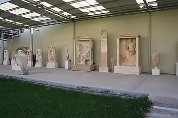 Stèles du cimetière nord du Pirée.