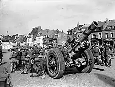 Présentation au général Georges d'un obusier de 8 pouces (en) (203,2 mm), le 23 avril 1940 à Béthune.