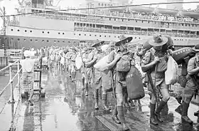 Soldats de la 8e division australienne débarquant à Singapour le 15 août 1941