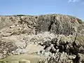 Les falaises au nord de la plage de Ty Anquer vues de la plage à marée basse 3 (synclinal et plis redressés à la verticale).