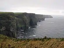 Paysage de falaises par temps gris.