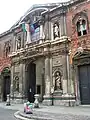 Porte principale (style baroque) de Ca’ Granda (université de médecine de Milan) et fenêtres à meneau en ogive du XVe&nbsp;siècle.