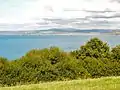 La baie de Douarnenez vue des Plomarc'h en Douarnenez ; à l'arrière-plan, le Ménez Hom.