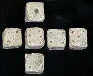 Image composite des faces d'un dé de 12&nbsp;mm romain, trouvé à Leicestershire en Angleterre.