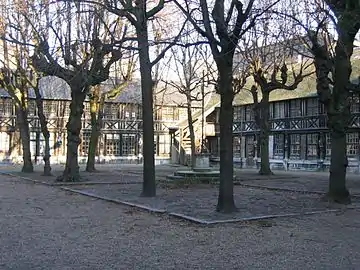 Aître Saint-Maclou à Rouen, cimetière des pestiférés au XIVe siècle.
