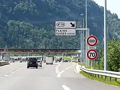 70 km/h à l'approche de la barrière de péage de Cluses, A40, Haute-Savoie.