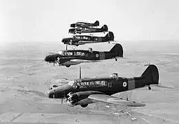 5 Avro Anson de l'EVS no 2 en formation aérienne