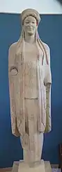 Korè 671. Marbre du Pentélique et de Paros. H. 1,67&nbsp;m. Vers 520. Acropole