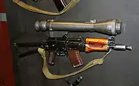 Lunette de vision nocturne NSPU (1PN34) 3.5× montée sur une AKS-74U.
