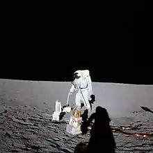 Conrad tient la perche de transport dans sa main gauche tandis qu'il met en place l'antenne avec l'outil UHT.
