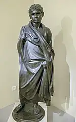 Statue d'un jeune homme, probablement un jeune intellectuel, auquel sa patrie a voulu rendre hommage après sa mort prématurée. Bronze, H. 1,40&nbsp;m. Ier&nbsp;siècle AEC. Héraklion MArch