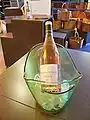 Vacqueyras (AOC) rosé dans son seau à glace moderne.