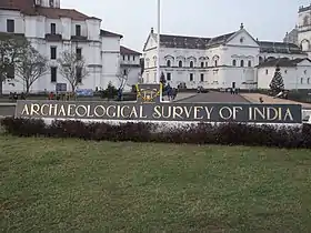 Écriteau comportant le logo et le nom de l'agence, à proximité de la Cathédrale Sainte-Catherine à Vieux-Goa.