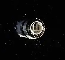 Un étage de fusée flottant dans l'espace.
