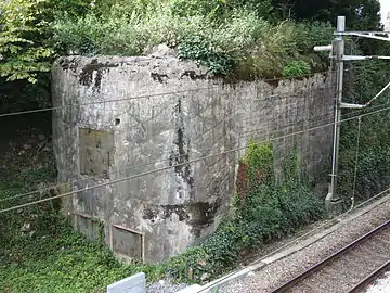 La casemate C4 bat la voie ferrée venant du sud. Embrasure du haut : canon antichar de 9&nbsp;cm, embrasures du bas : mitrailleuse et fusil-mitrailleur/observatoire.
