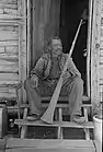 Un homme âgé né en esclavage montrant une corne autrefois utilisée pour appeler les esclaves près de Marshall, Texas, 1939