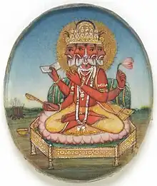 Brahma barbu à 4 visages et 4 bras, assis en tailleur sur un lotus posé sur un divan hexagonal.