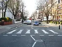 Passage piéton sur Abbey Road (Londres) aujourd'hui filmé 24 heures sur 24 par une EarthCam (en) (lien).