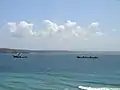 L’Abeille Bourbon remorque un cargo en panne : au large, remorque longue (300 m).
