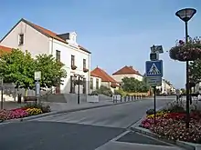 Autre exemple de route classée en zone 30 en France avec des aménagements
