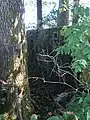 Abri situé dans un bosquet.