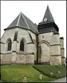 Vue de l'abside et du clocher montrant les baies murées de l'élément de transept disparu
