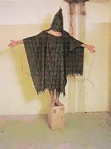 Une photo d'un prisonnier irakien dans la prison d'Abou Ghraib. La FIDH se bat contre les atteintes aux droits de l'Homme dans le cadre de la lutte mondiale contre le terrorisme.
