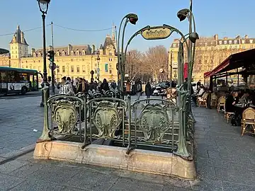 Un édicule Guimard de la station.