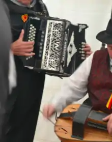 Joueur de vielle à roue et d'accordéon Maugein