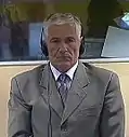 Le TPIY (gauche) condamne plusieurs personnes pour leurs actions durant la guerre. Milošević (milieu) est le premier ancien chef d'État à comparaitre devant un tribunal international mais il meurt avant le verdict. Mile Mrkšić (droite) écope de 20 ans de prison.