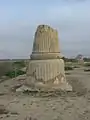 Base de colonne campaniforme d'un portique.