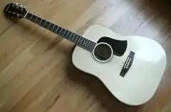Pickguard (en noir) sur une guitare acoustique.