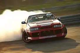 Voiture de stock-car JZ-powered R33 en mars 2017 sur le Swaffham Raceway (en) de Swaffham en Angleterre.