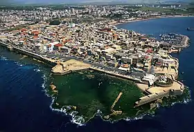Photo d'une ville portuaire entourée de remparts.