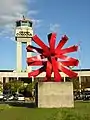 «&nbsp;El sol&nbsp;» (Le Soleil), sculpture d'Edgar Negret située à l'aéroport international José-María-Córdova, à Rionegro (Colombie).