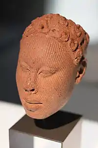 Tête humaine ; Ifè. Terre cuite. Nigeria, XIIe – XVe&nbsp;siècle. H 19 cm. Musée ethnologique de Berlin