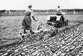Première Guerre mondiale. La motorisation. Charrue simple à trois corps.