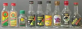 Photographie montrant neuf bouteilles alignées.