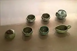 Service à sencha de l'époque d'Edo, XVIIIe – XIXe&nbsp;siècles, fours de Sasashima. Musée de la préfecture d'Aichi.