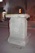 Ambon reposant sur un autel gallo-romain.