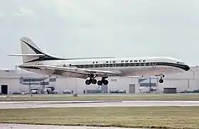 Une Caravelle III de la compagnie aérienne Air France se posant à l'aéroport de Londres-Heathrow.