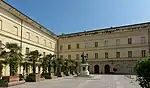 Palais Fesch d'Ajaccio avec la statue du cardinal an centre de la cour d'honneur. Le musée Fesch se trouve dans ses murs.