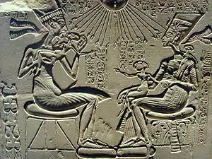 Akhenaton et Néfertiti jouant avec leurs enfants, Tell el-Amarna, vers 1350 av. J.-C.. Relief calcaire, H. 33,5&nbsp;cm.