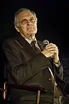 Alan Alda dans le rôle d'Ira âgé.