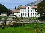 La mairie avec devant un ruisseau